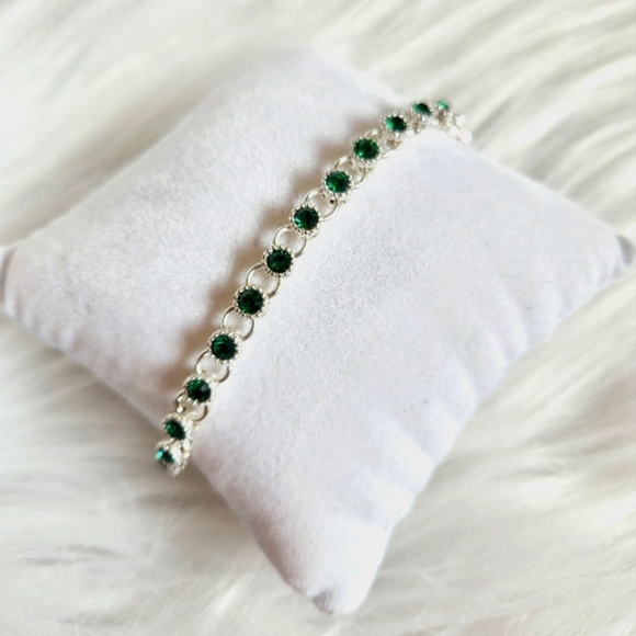 Avon Faux Emerald Rhinestone Silvertone Tennis Bracelet 7 1/2 Inches Long - Picture 1 of 4